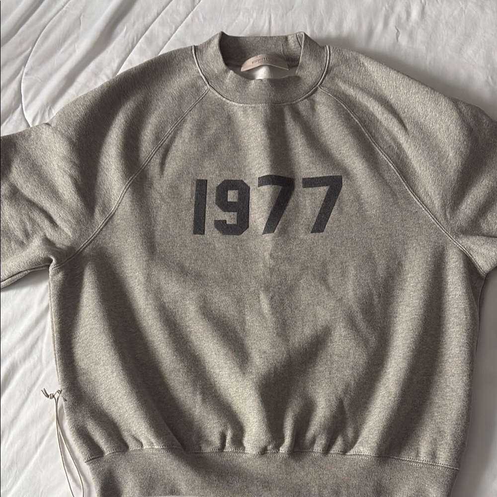Essentials 1977 Graphic Crewneck Sweatshirt and shorts- Gray